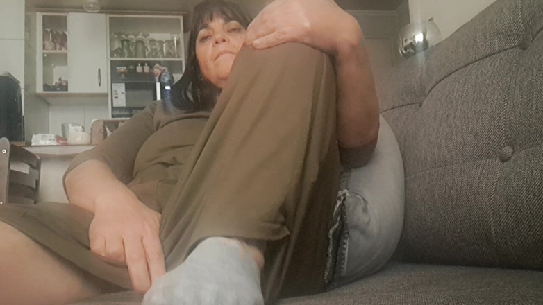 Mommy big hairy pussy: 계모와 털이 많은 음부, 그리고 촉촉한 질을 벌리는 모습