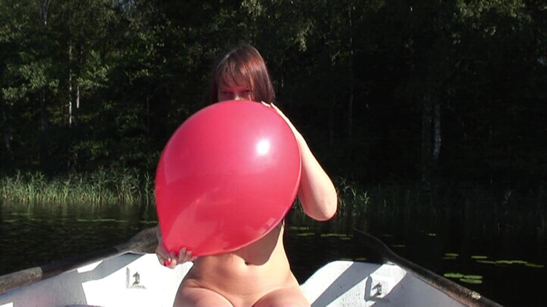 Looners Passion: Acción de coño desnudo con globo en el lago