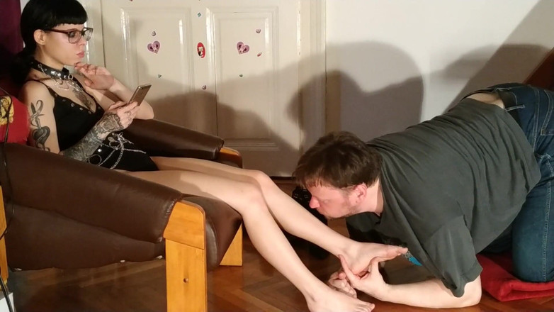 Beth Kinky: Kokla benim kokla, terli ayak seni moron!