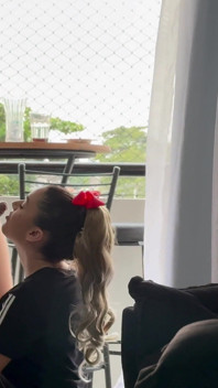 Hermosa chica chupando una gran polla y follada en un coño pequeño