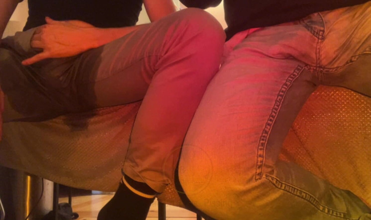 AmateurBoysPissing: 2 Amateur-mitbewohner, Typen Benetzen Ihre Hosen Vor Der Kamera Für...