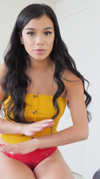 Rondborstige jonge stiefdochter Savannah Sixx neukt haar stiefvader om een geheim te bewaren