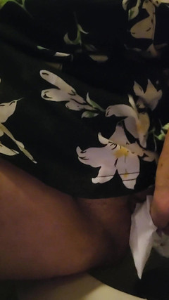 EliteLadyS: Safada americana milf fazendo xixi em show ao ar livre