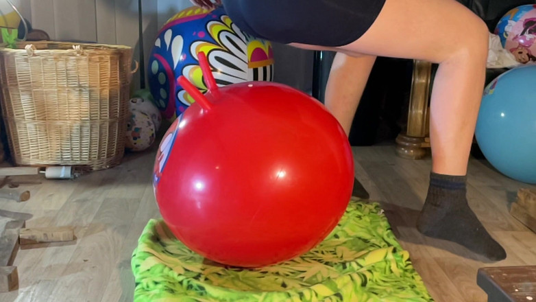 BeachBallsDuo: Melantun pada bola hopperball merah - Bukan Pop 