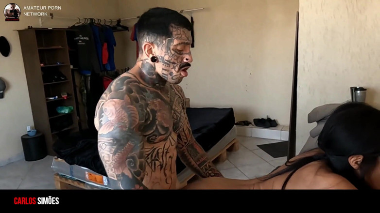 Carlos-Simoes: Tattooed Man with a Hot Brunette Girl Making Out