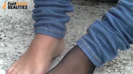 Foot Fetish HD: Sexig brunett ambra leker med sina sexiga fötter utomhus