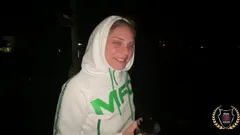 Pulă mare și neagră a supt pula pe aleea din spate