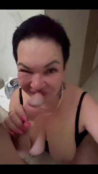 La matrigna fa colazione con il pene del figliastro