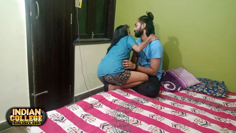 Hindi-Sex: ジューシーな18歳のスキニーデジガールフレンドがインドの塊に犯される