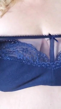 Zia ti mostra le sue grandi tette - vuoi vedere?