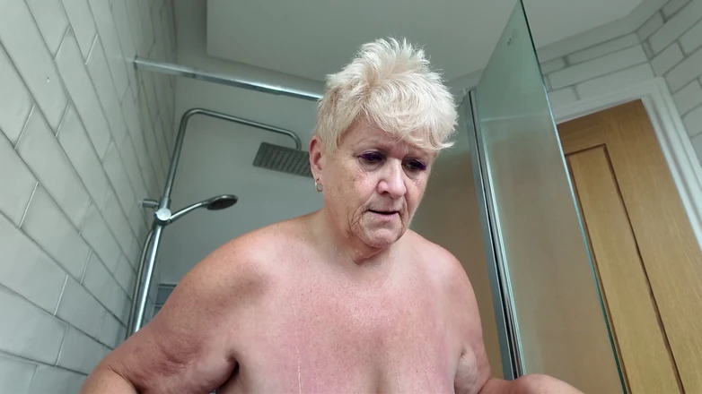 Uk Joolz: Shower Time in the Airbnb