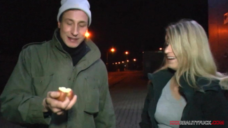 Czech Pornzone: Zvrácený chlápek potkává sexy blondýnku v ulicích, vezme ji do...