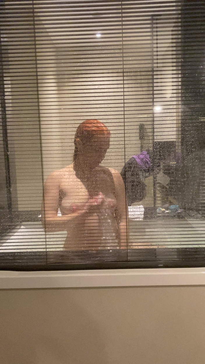 Hairy couple: Neviditelná kamera v hotelové koupelně, sledujte těhotnou zrzku v hotelové...