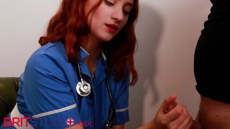 Brit Studio: Jururawat berambut merah panas menyentak zakar keras pesakit kegemarannya