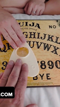Fiice vitrege curve de Halloween vor să sugă pula tatălui vitreg film complet