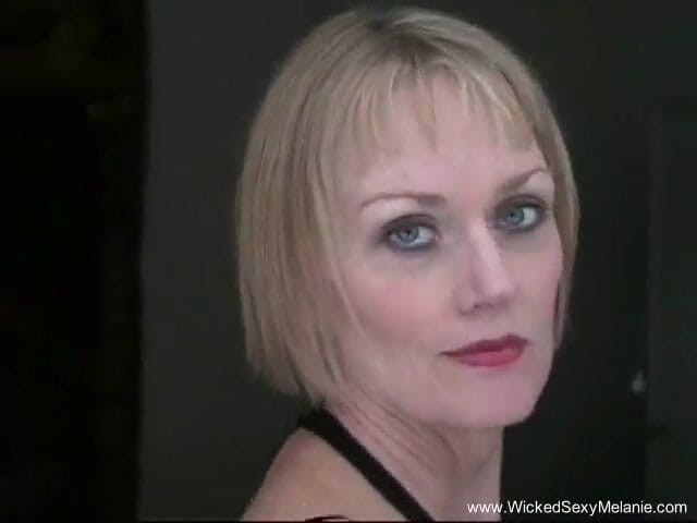 Wicked Sexy Melanie: MILF blonde seksi menggembirakan dong keras lelaki secara oral