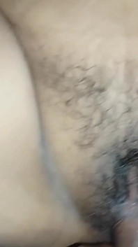 Bhabhi wurde zur ruhe gebracht und dann wurde ihr penis in ihre muschi eingeführt