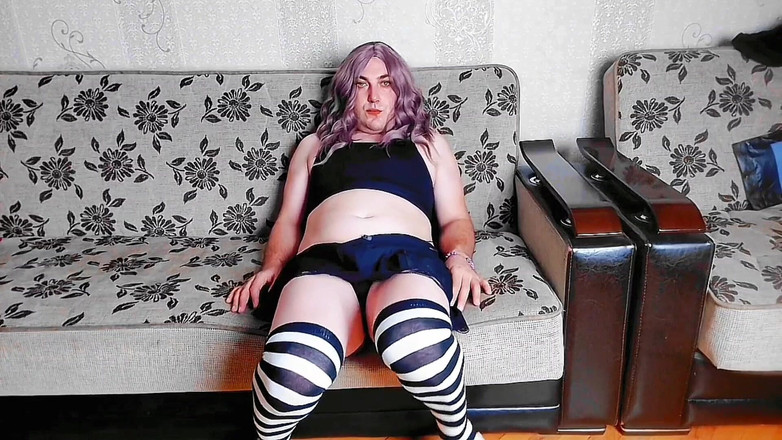 Kitty_Cross: Härlig shemale ler medan hon lutar mot körsbärsträd