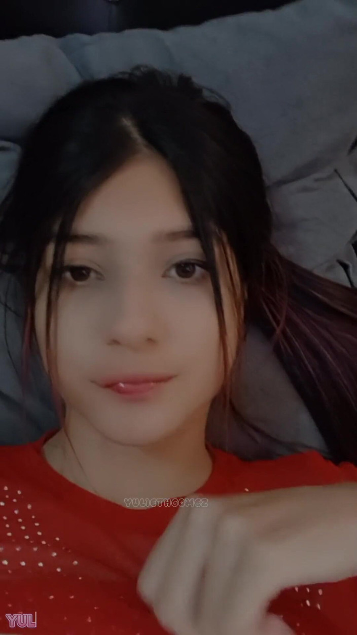 Yulieth Gomez: Guardo la mia sorellastra perversa mentre i nostri genitori sono...