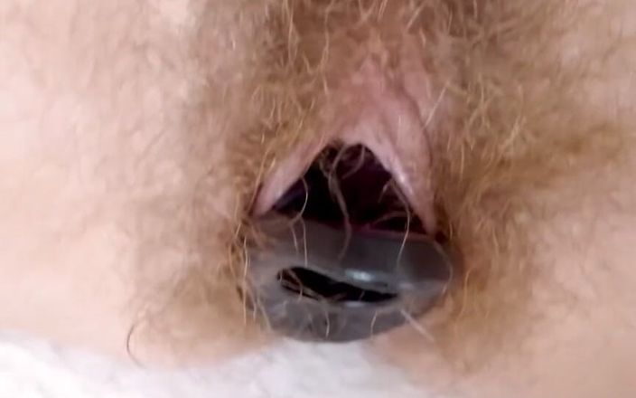 Hairy Sara: Plug neuken, deel 2.