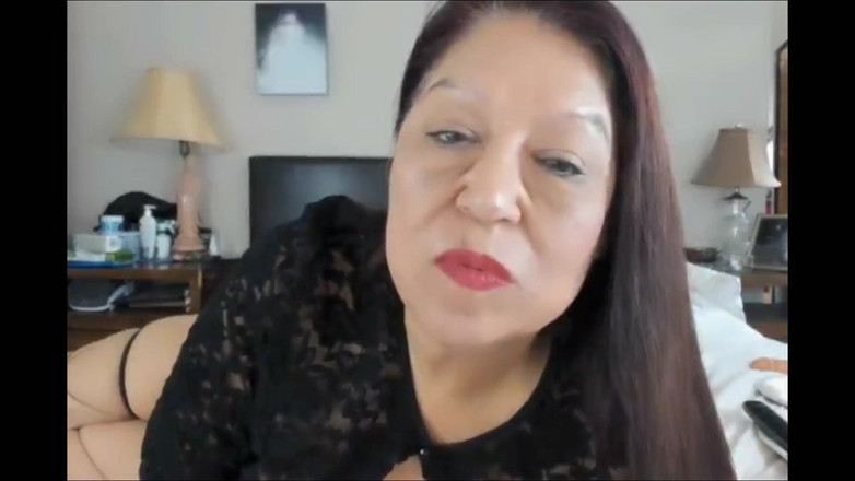 Zilah Luz: Indosso una grande calze a rete mentre si masturba la...