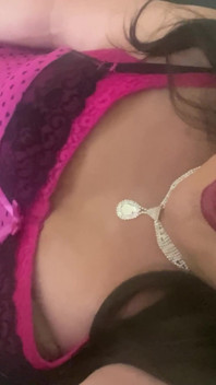CD Krissy Sweets oyuncağı ve sıkı poposuyla oynuyor