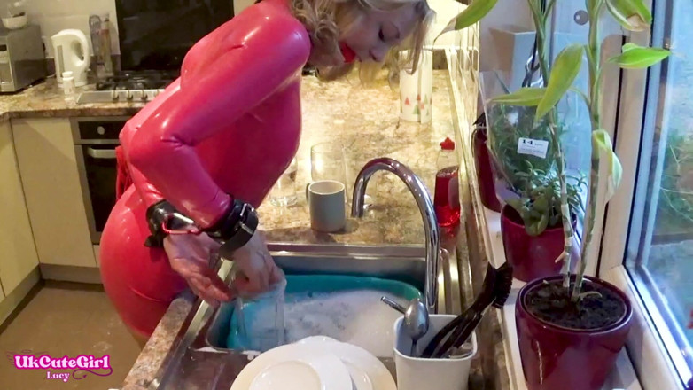 UKCuteGirl Lucy Lauren: Latex-haussklavin: geknebelt, gefesselt &amp;überall tropfen
