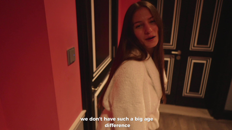 Elina Lizz: まさか両親の友人が朝食ではなく私のベッドに入るとは思わなかった...