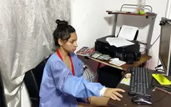मैं अपने डॉक्टर के साथ चुदाई करती हूं जब मैं अपनी नियुक्ति के लिए जा रही थी तो वह मेरी चूत चाटती है
