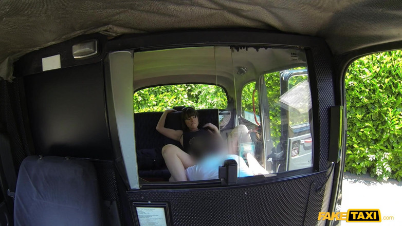 Fake Taxi: Fake taxi - 淫荡的lucy love喜欢在户外骑乘，并在车里给一个出租车口交，导致阴户内射