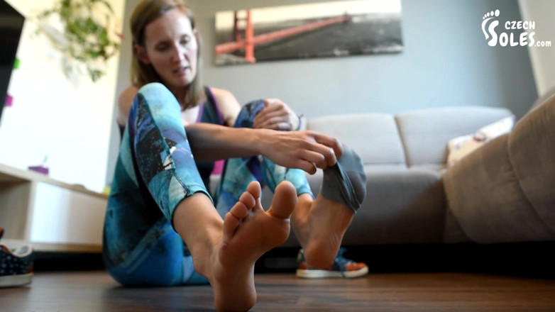 Czech Soles - foot fetish content: 运动型女孩的汗脚和漂亮的袜子挑逗