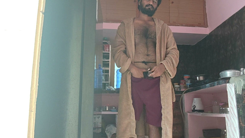KUMBHA MANOJ KUMAR: Xhard - un rege al tremurăturilor dragonilor