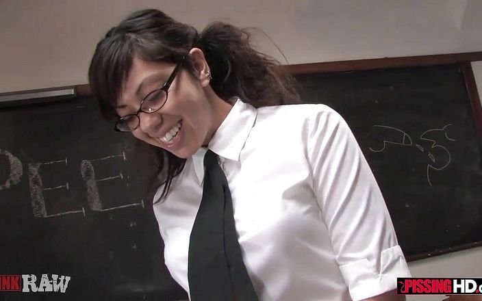 Pissing HD: Satine phoenix lagi asik orgasme saat lagi kencing