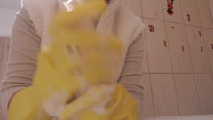 AmayaMori: 노란색 식기세척기 장갑을 끼고 딜도로 목욕을 하고 흰 거품과 비누를 많이 낀 의붓여동생