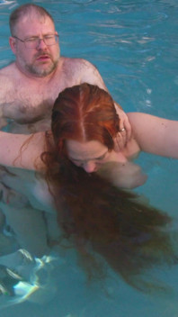 Sesso sott'aperto in piscina con la miLF rapunzel dai capelli lunghi rossa