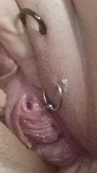 Sklavins gioca con la sua figa penetrata