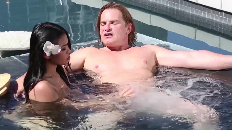 Pornstar Network: Il se fait sucer la bite par deux femmes parfaites