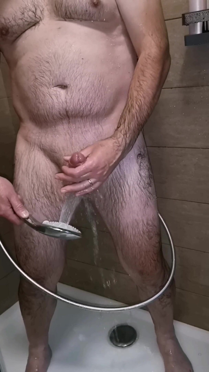 Cicci77: Davanti alla doccia con un pene molto duro pisciare e...