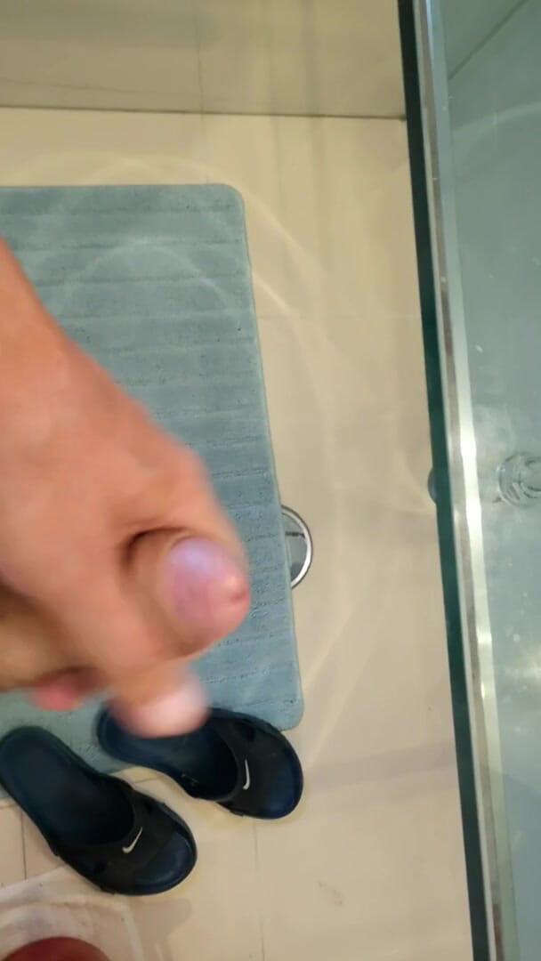 Rafael Torreano: नकाबपोश जवान आदमी हिलाता है और वीर्य निकालता है