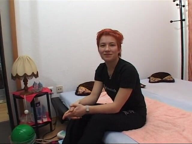 German Classic Porn videos: Cewek rambut pendek rambut merah di ruangan casting pertamanya