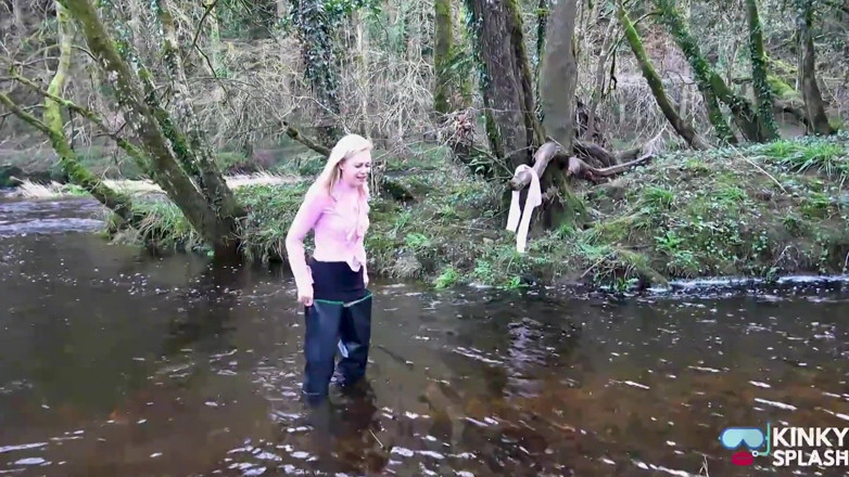 UKCuteGirl Lucy Lauren: Sekretářka v bílých punčochách promáčená ve Waders se pokazila