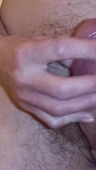 Çıplak mastürbasyon, büyük sünnetsiz yarak azdırma, arkadaşının evinde kremsi boşalma - rockardglans