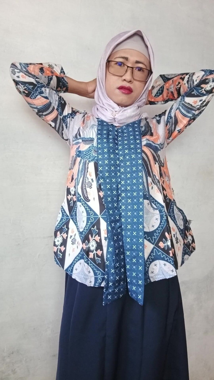 Mitha Zhe: Hijab Shemales with Big Dicks Dildo Masturbate Until She Cum