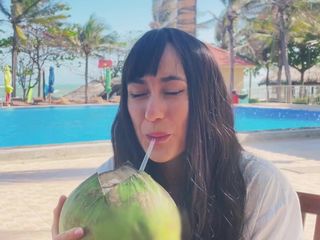 Sex Travelers: Ik- sexy schoonheidsmeisje model en kokosnoot. Mooi alarm bij het...