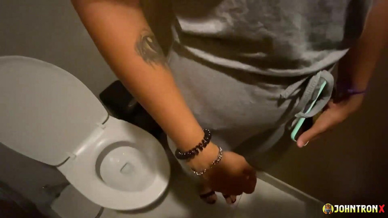 John Tron X: Johntronx - fodendo uma gata tatuada gostosa em um banheiro