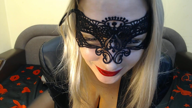 SexwifeHelena: Une MILF vêtue de bas et d'une robe contrôle votre...