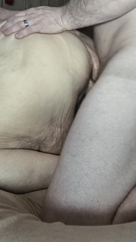 자지를 뒤에서 깊게 빨아주는 그녀의 보지에 피스팅