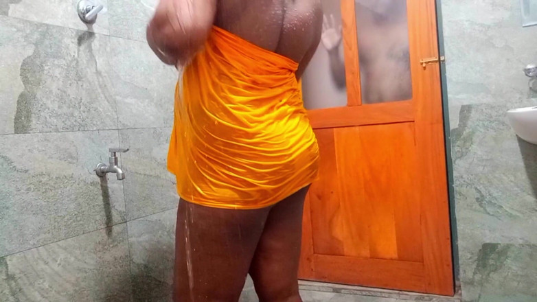 Naughty Jaanu: 핥는 노예를 찾은 인도 인도 여신, 후장 구멍과 보지를 세게 청소
