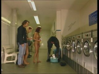Muschi movie official: Ox fete adolescente frumoase futute în spălătorie de două pule mari