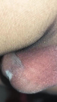 My Giant Hard Sissy Cock Spuści się w Pożyczonych Błyszczących Seksownych Czarnych Rajstopach i Czerwonych Stringach